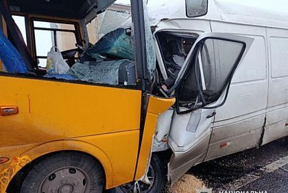 Смертельна аварія на Дніпропетровщині: легковик виїхав на зустрічну та влетів в автобус