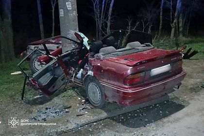 У Кривому Розі водій врізався у стовп та застряг у машині