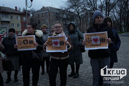 Не разрушайте наш лицей — родители и учителя криворожского лицея против увольнения директора