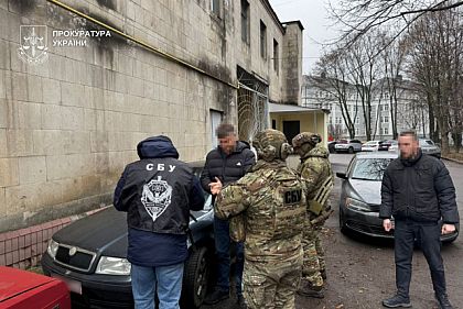 Підозрювані в організації виїзду чоловіків за кордон хотіли отримати по 12 тисяч доларів з дніпрян