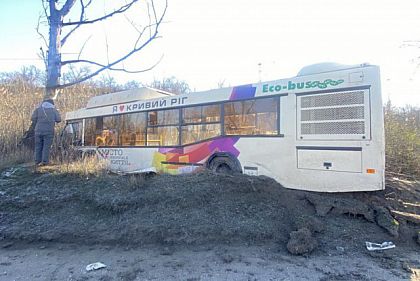 Водій заблокований в кабіні: у Кривому Розі автобус потрапив в аварію