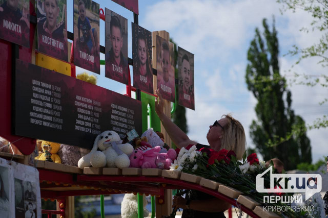 На детской площадке Кривого Рога почтили память погибших детей На детской площадке Кривого Рога почтили память погибших детей