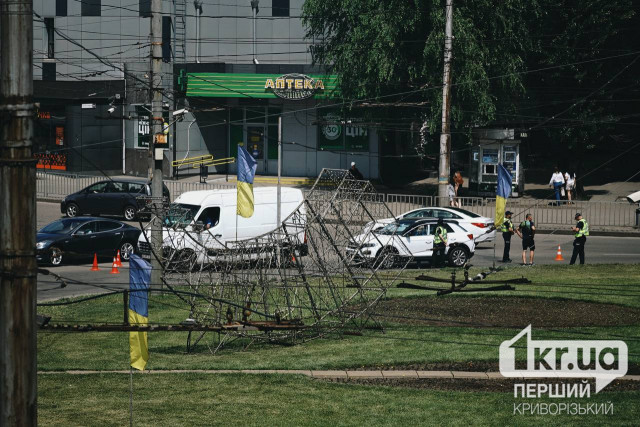 На кольце 95 квартала Кривого Рога затруднено движение из-за аварии На кольце 95 квартала Кривого Рога затруднено движение из-за аварии