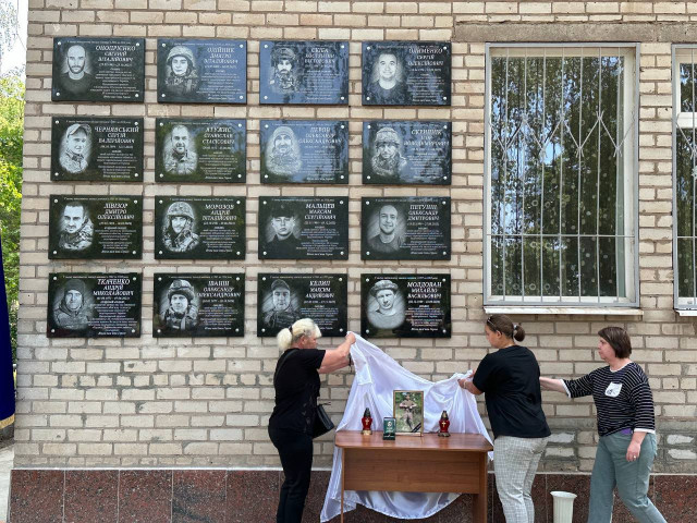 В Кривом Роге открыли мемориальную доску погибшему Герою Михаилу Молдовану В Кривом Роге открыли мемориальную доску погибшему Герою Михаилу Молдовану