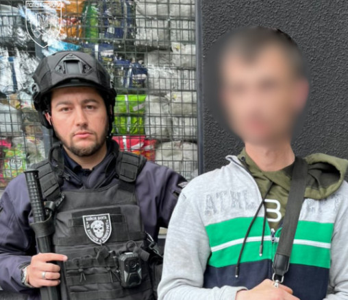 Поліція затримала криворіжця, який вкрав з магазину товар та пошкодив вхідні двері Поліція затримала криворіжця, який вкрав з магазину товар та пошкодив вхідні двері