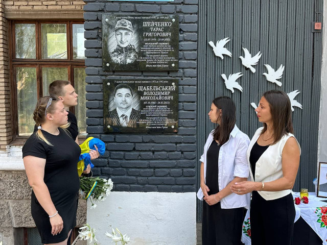 У Кривому Розі відкрили дві дошки пам`яті загиблим воїнам У Кривому Розі відкрили дві дошки пам`яті загиблим воїнам
