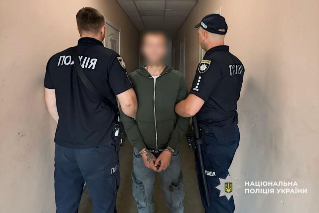 На Дніпропетровщині затримали чоловіка, який стріляв з пневматичної зброї біля дітей На Дніпропетровщині затримали чоловіка, який стріляв з пневматичної зброї біля дітей