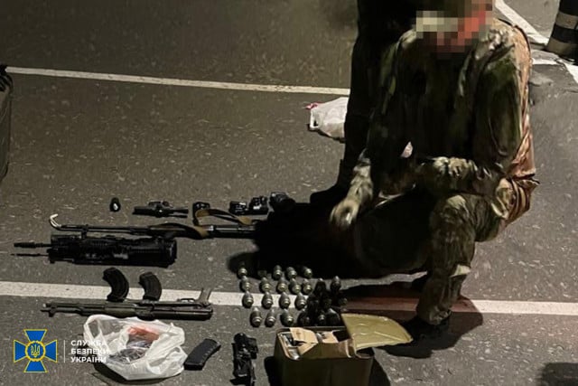 На Дніпропетровщині затримали ділків, що продавали трофейну зброю
