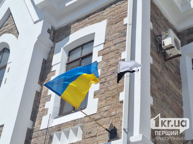 На железнодорожном вокзале Кривого Рога подняли бело-черный флаг На железнодорожном вокзале Кривого Рога подняли бело-черный флаг