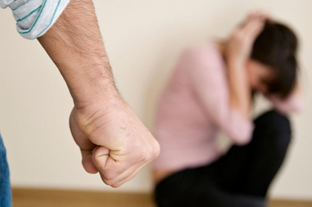 На Дніпропетровщині брат під час застілля побив сестру стільцем На Дніпропетровщині брат під час застілля побив сестру стільцем
