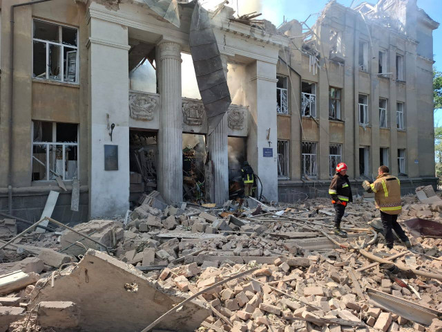 Двоє людей загинули від російської атаки по навчальному закладу на Одещині Двоє людей загинули від російської атаки по навчальному закладу на Одещині