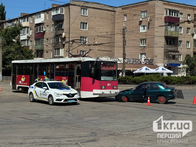 У Кривому Розі автівка в`їхала у трамвай