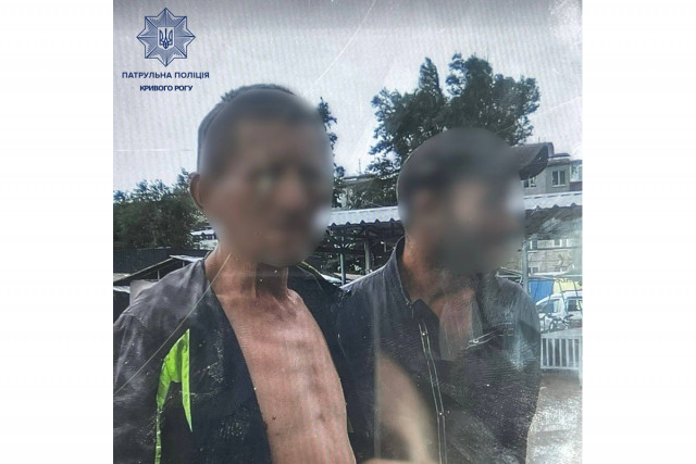 Патрульні затримали криворіжців, які вихопили гроші у перехожого та втекли Патрульні затримали криворіжців, які вихопили гроші у перехожого та втекли