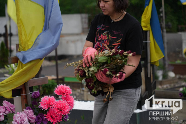 Криворіжці влаштували толоку на Секторі почесних поховань Криворіжці влаштували толоку на Секторі почесних поховань