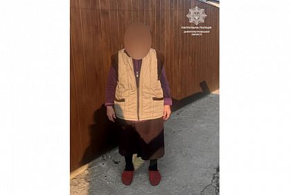 Патрульные Днепра помогли вернуться домой пожилой женщине, которая потерялась