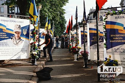 У Кривому Розі містяни прибрали територію біля Кубів пам`яті