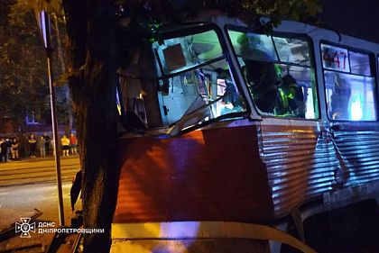 В Кривом Роге трамвай сошел с рельсов: спасатели деблокировали водительницу