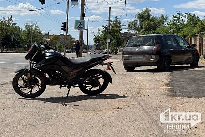 На одном из проспектов Кривого Рога столкнулись автомобиль и мотоцикл На одном из проспектов Кривого Рога столкнулись автомобиль и мотоцикл