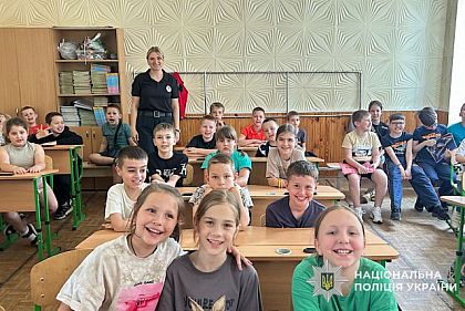 Криворожские полицейские обучали детей безопасному отдыху в пришкольных лагерях