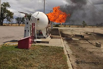 В Никополе спасатели потушили пожар на АЗС после атаки российских дронов