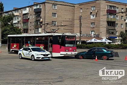 В Кривом Роге автомобиль въехал в трамвай