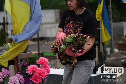 Криворожцы устроили субботник на Секторе почетных захоронений