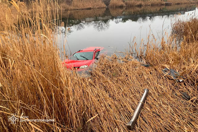 В Криворожском районе автомобиль упал в реку: спасатели достали тело водителя