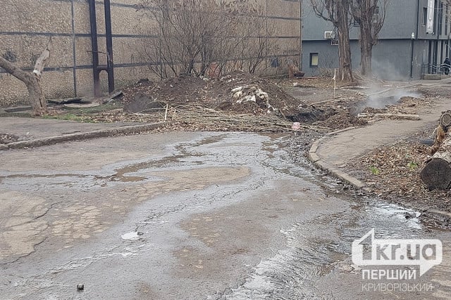 На одной из улиц Кривого Рога вода течет в разрытую яму теплосетей