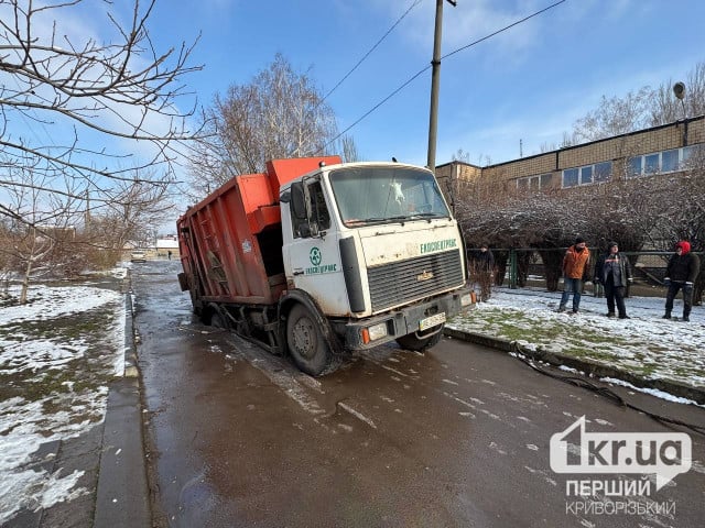 В Кривом Роге провалилась дорога на 173 квартале: фото