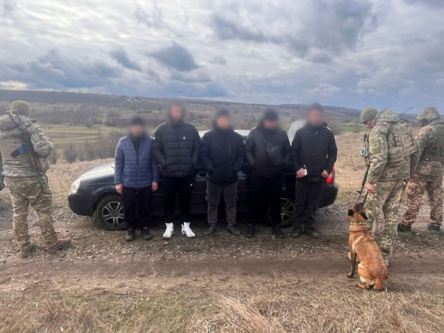 Мешканці Дніпропетровщини намагалися незаконно перетнути кордон, проте авто застрягло у багнюці