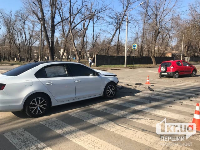 ДТП у Кривому Розі: дві автівки зіштовхнулися біля пішохідного переходу