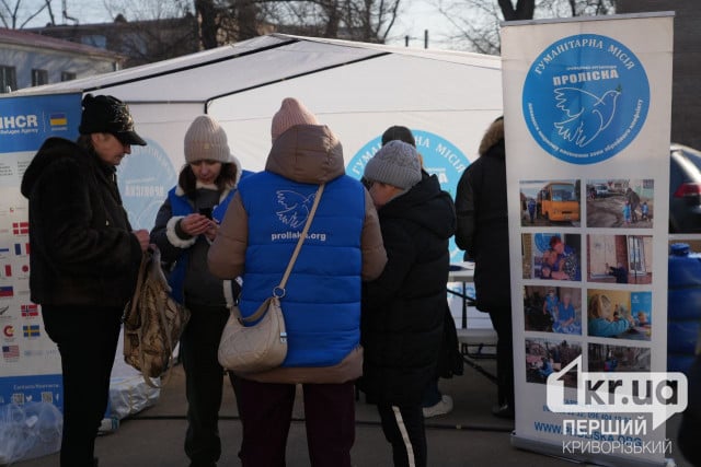 В Кривом Роге рядом с местом атаки действует штаб помощи пострадавшим