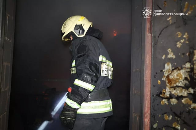 У Кривому Розі рятувальники врятували жінку й чоловіка під час пожежі у квартирі.