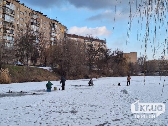 Криворіжці продовжують виходити на небезпечну кригу, незважаючи на застереження рятувальників