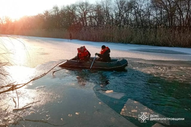 На Днепропетровщине двое мужчин провалились под лед: судьба одного из них до сих пор неизвестна