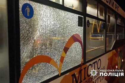 Разбил окно в троллейбусе и убежал: полицейские Кривого Рога начали расследование