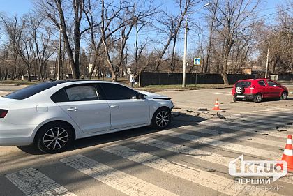 ДТП в Кривом Роге: две машины столкнулись возле пешеходного перехода
