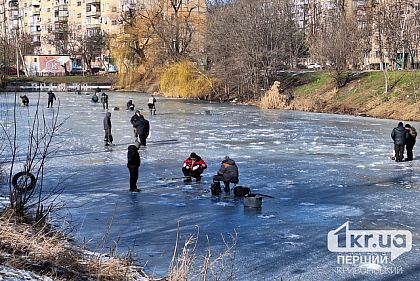 Криворожане массово выходят на лед: спасатели предупреждают об опасности