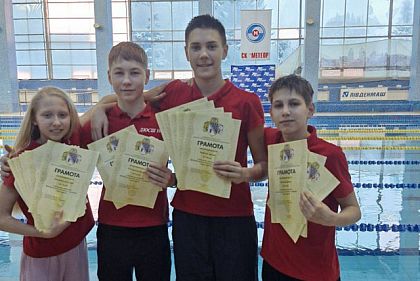 Криворожане получили еще 18 медалей на областных соревнованиях по плаванию