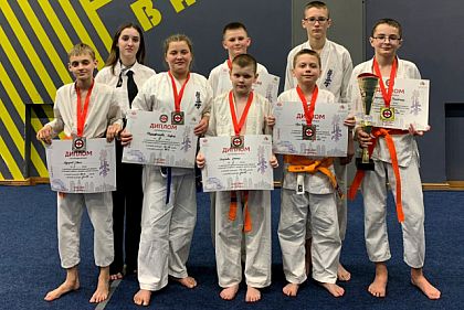 Криворожские каратисты завоевали 6 медалей на областном чемпионате
