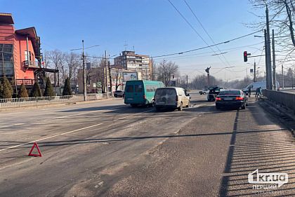 В Кривом Роге неподалеку Георгиевской колокольни столкнулись 2 автомобиля