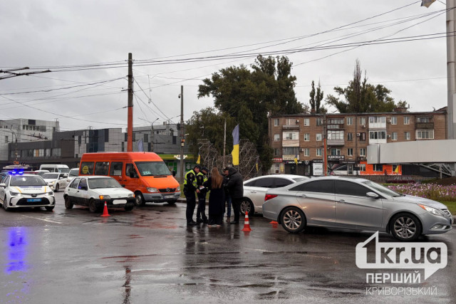 В Кривом Роге на кольце 95 квартала столкнулись два автомобиля