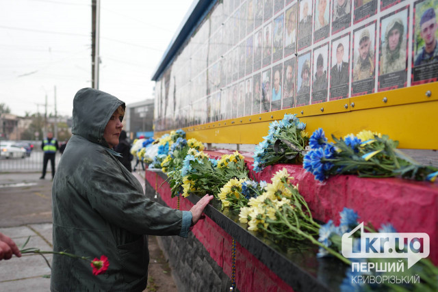 Криворіжці поклали квіти до стели Героїв у День захисників і захисниць України
