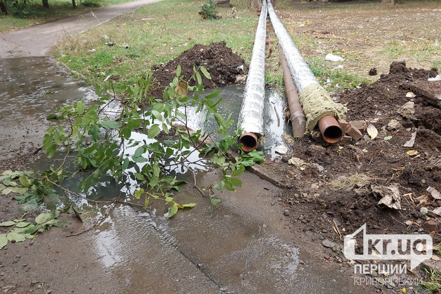 В одном из дворов Кривого Рога канализационная вода затопила яму Теплоцентрали
