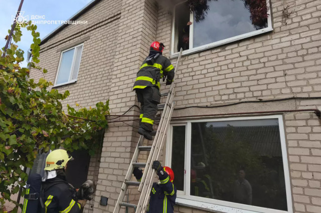 Чрезвычайники Днепропетровской области спасли мужчину из горящего дома