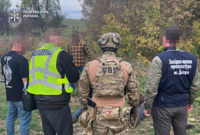 В Днепре задержали двоих мужчин, которые торговали оружием