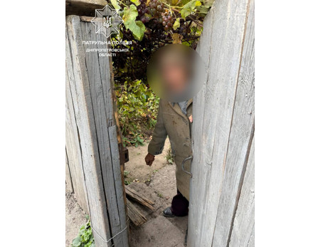 На Дніпропетровщині патрульні допомогли літній жінці, яка загубилася