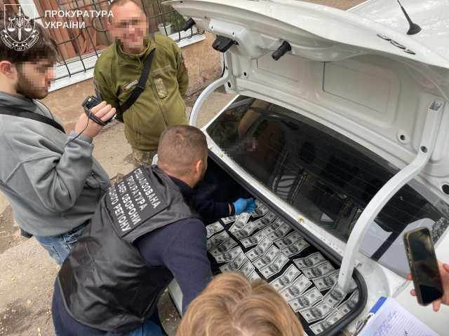 Вимагав хабар за зняття з військового обліку: у Дніпрі викрили працівника ТЦК