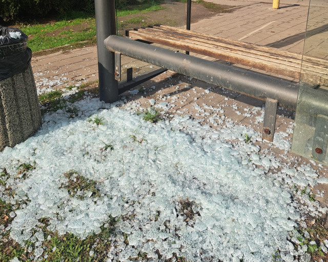 В одном из районов Кривого Рога повредили стеклянную остановку