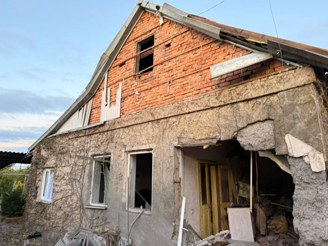 Пошкоджені будинки й заклад культури: окупанти атакували Дніпропетровську область